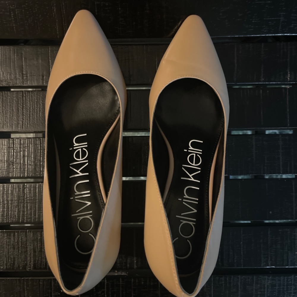 Calvin Klein Nita Pointed Toe Pump Nude Beige Leather 7,5 Block Heel Gold Detail - Picture 5 of 6
